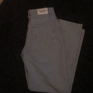 Ljusblåa High Waist Straight Jeans  - Superfina högmidjade ljusblåa jeans som bara använts ett fåtal ggr! säljes pga att dom ej passar mig längre. Jeansen är i mycket bra skick!💕