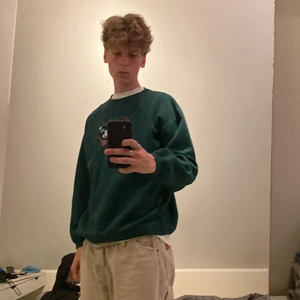 Mörkgrön Disney Musse crewneck  - Tröja från Disney med musse pigg. Det står att den är i XL men sitter mer som en L