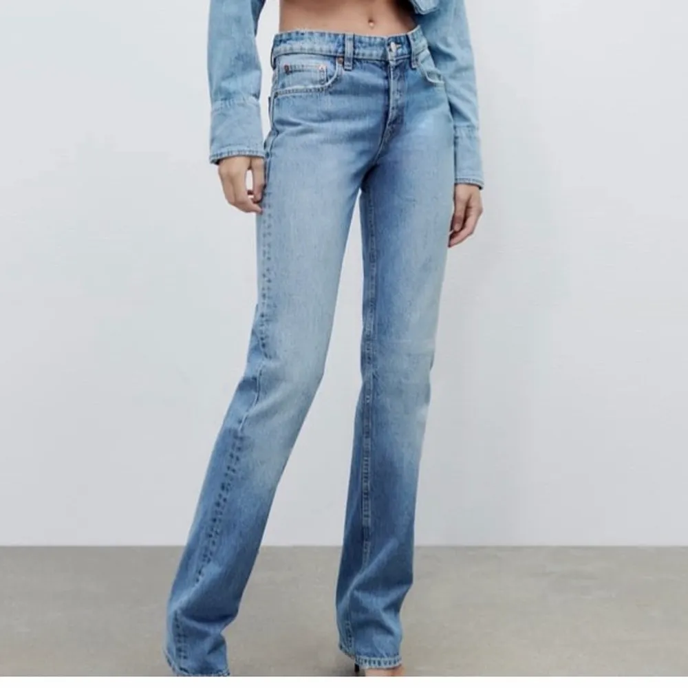 Zara straight midrise jeans, använda fåtal gånger. Storlek 36 men passar även 34. Kontakta vid frågor💕. Jeans & Byxor.
