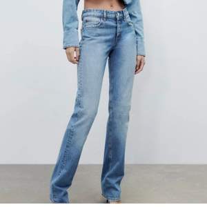 Zara straight midrise jeans, använda fåtal gånger. Storlek 36 men passar även 34. Kontakta vid frågor💕