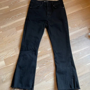 Svarta jeans  - Säljer ett par svarta jeans från zara, säljer för att dom är förstora💕 