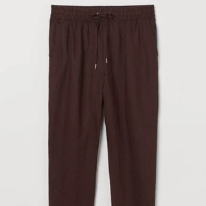 Linnebyxor - Bruna linnebyxor från hm i stl xs. Använda ett fåtal gånger, har sprättat upp sömmarna längst ner på byxorna för att få dom längre. Kan mötas upp i Gbg annars betalar köparen för frakt. Skriv för fler bilder eller frågor! 🤎