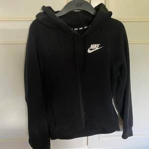 Säljer min Nike hoodie som jag inte får någon användning för i storlek XS. Passar även S. Köpt för 500kr säljer för 250kr. Hör av dig!❣️☺️