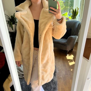 Kappa - As ball kappa i fuskpäls från na-kd i storlek 34. jackan är så snygg och ball men inte i min stil därför aldrig andvänd. Kan mötas upp i Sundbyberg/stockholm annars står köparen föe frakten
