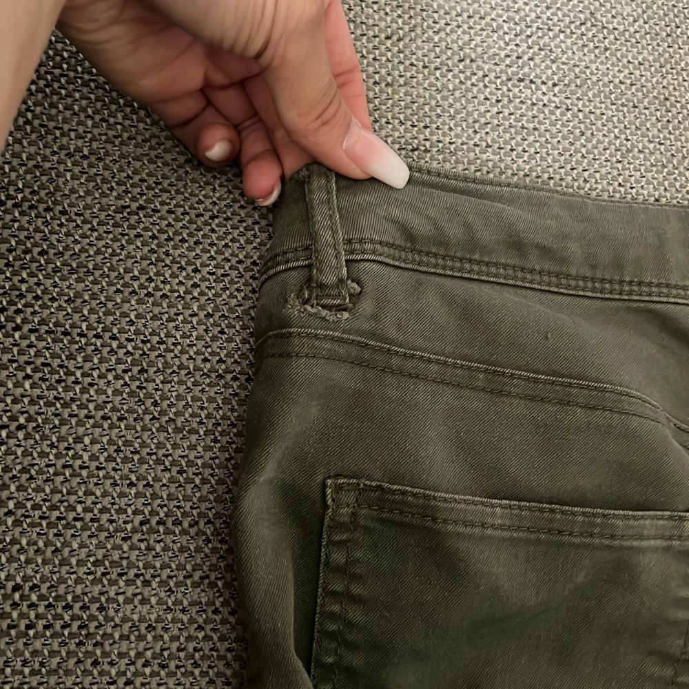 Gröna jeans i storlek 34! Låg midja! Se bild 3 för liten skada på jeansen. Därav pris! . Jeans & Byxor.