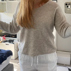 Beige stickad tröja  - Jättefin och jätteskön stickad tröja från Vero Moda i storlek S. Perfekt nu till sommaren.