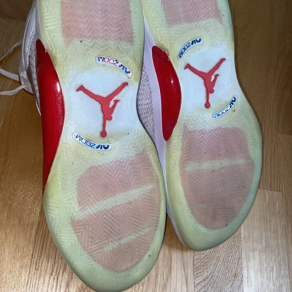 NIKE AIR JORDAN XXXV FIRE RED.     Upphittade vid flytt ser ut att vara använda ett fåtal gånger men i bra skick. Skor.