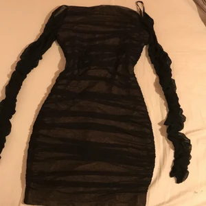 Sjukt fin klännig - för liten för mig. Har aldrig använt den. Nyskick! Kramar om kroppen perfekt. Dragkedja bak