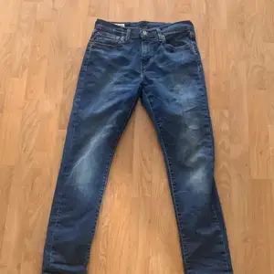 Blåa Levi’s jeans, sparsamt använda, är i bra skick
