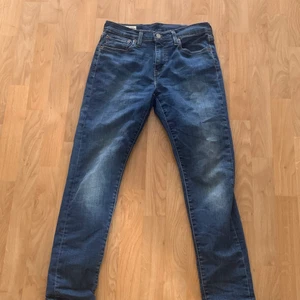 Levi’s 512 Jeans blå - Blåa Levi’s jeans, sparsamt använda, är i bra skick
