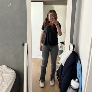 Zara jeans med slits - Jättebra skick. Jag är 162cm. Jag lämnade in de till en skrädderska för att korta ner de, men det är bra gjort och sömmarna syns ej! Det är priset+frakt 