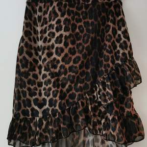 Snygg kort leopard kjol med volanger. I absolut nyskick. Frakt ingår 
