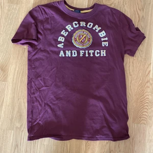 Abercrombie and Fitch t shirt  - En abercrombie and fitch t shirt som är storlek M. Den är muscle fit. 
