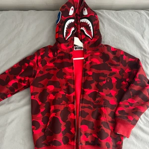 BAPE Hoodie  - Väldigt efterfrågad BAPE kofta säljs av mig då jag knappt använder den 😭 jag är 170cm så här ser den ut på mig.