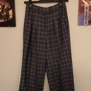 Rutiga kostymbyxor - Blåa, vida, högmidjade kostymbyxor med jättesnygg passform!