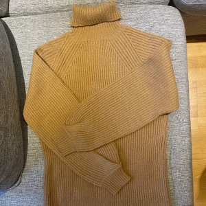 Brun stickad klänning  - Sitter fint, funkar med höga stövlar eller bara uggs😍, aldrig använt så i bra skick, skriv vid intresse eller funderingar 😊❤️