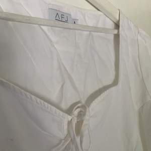 Super fin och sommrig vit kläning från AFJ s kollektion med NAKD. Använd en gång och är i bra skick.