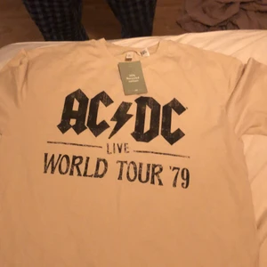 Beige tshirt, AC/DC tryck. Strl S - Oanvänd, med prislapp kvar. Köpt på H&M. Nypris 149kr