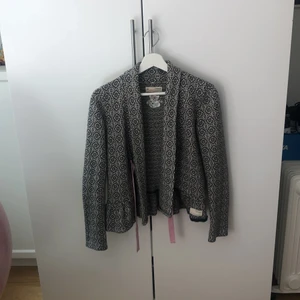 Odd Molly kofta  - Ganska gammal men fortfarande fin i tyget. Nypris runt 1000 kr. Storlek 1 vilket motsvarar storlek small☺️