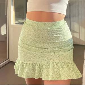 Slutsåld kjol från Gina i storlek M 🌸 Inga skador, mycket lite använd! Din för bara 150 kr 💕 Kan träffas i stockholm C! 🛍 Vid snabb affär går det att pruta!