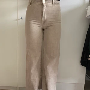 Kortare Jeans från Zara - Beiga jeans från Zara. Kortare i modellen med riven kant längst ner. Storlek 36. Använda fåtal gånger, i princip nyskick. Finns nog ej att köpa längre. Köpare står för frakt 🧡