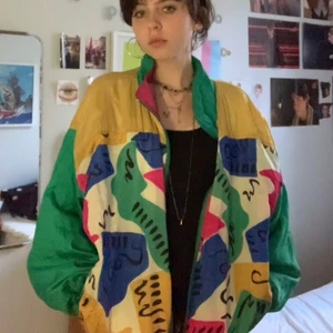 Retro jacka - En luftig och sommrig jacka med ett tunt foder. Den är köpt secondhand och säljs då den inte är min stil längre. Står xl men passar mig på håret. Passar nog xs-s bäst men om du har m funkar det också. Inga defekter:) köpt för 250. Skriv om ni undrar eller vill ha mer bilder💕💕🫶