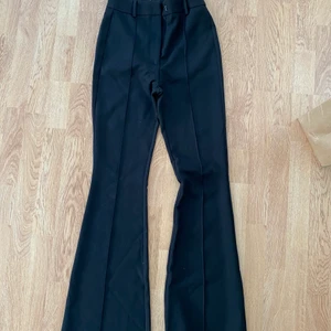 Kostymbyxor  - Oanvända kostymbyxor från chiquelle. Storlek 36 nypris 499 säljes för 250kr