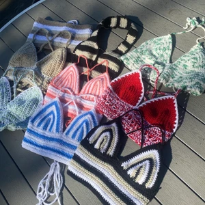 Virkade toppar! - Virkar toppar efter beställning i valfri färg och storlek!                                    Några förslag är på bilderna, välj design själv!  Kan även skickas vart som med frakt! ❤️