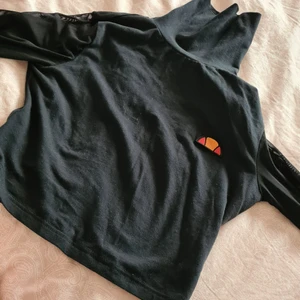 Ellesse croptop med turtleneck - Ellesse kort top med turtleneck och ärmar i mesh. Nypris 499. Skulle säga att den är ganska liten I storlek, mer som storlek 36.