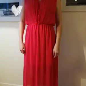 Röd finklänning i storlek 38 från märket RIN London säljes i mycket fint skick! 🌹. Hör gärna av er om ni har några funderingar💕 pris kan diskuteras 