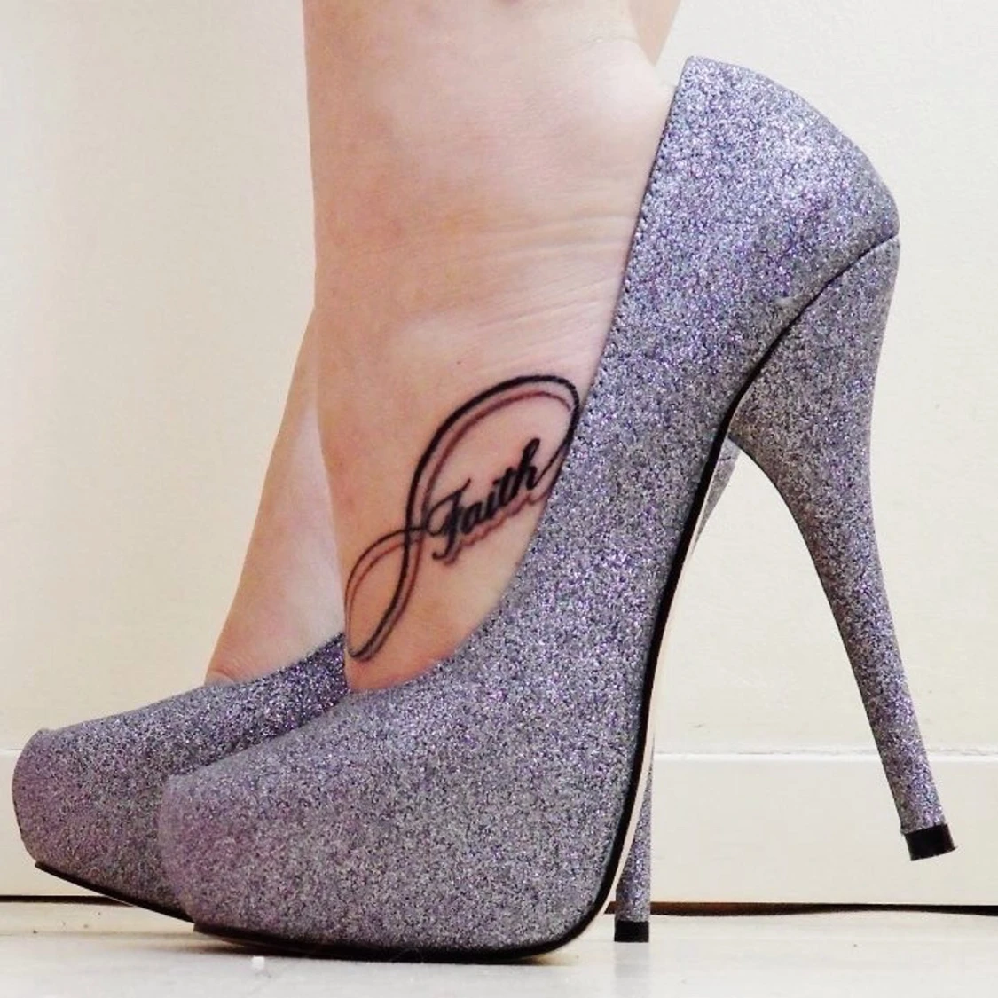 Glittriga högklackat 