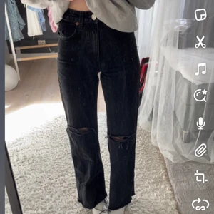 Zara Wide full length jeans  - Jag säljer mina oanvända zara wide leg full length jeans som är i jättebra kvalitet. Dom är sköna och passar perfekt för längre människor. Men om man är kort kan man klippa av dom o den längd man vill ha dom i. Köpte för 450kr. Byxorna har hål över knäna 