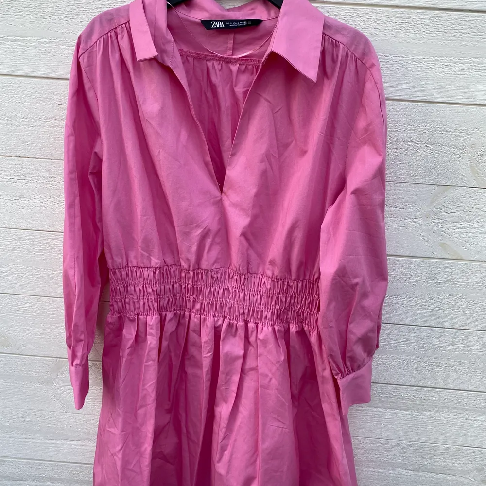 Jättefin rosa zara klänning i storlek S, perfekt nu till sommaren!☀️💓 Knappt använd och i mycket bra skick!💓. Klänningar.