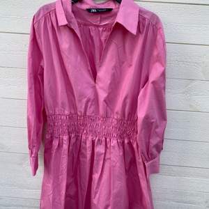 Jättefin rosa zara klänning i storlek S, perfekt nu till sommaren!☀️💓 Knappt använd och i mycket bra skick!💓