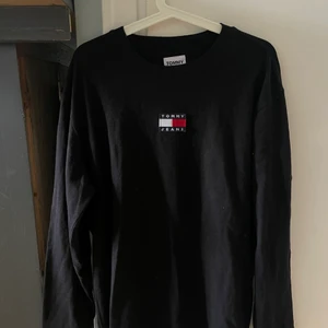 Tommy Jeans tröja  - Tröjan är som ny, väldigt fin och fräsch! 