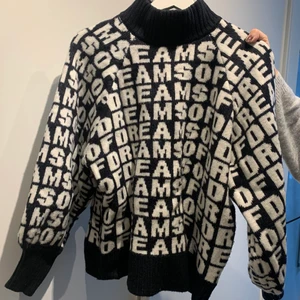 Stickad tröja  - Stickad tröja från H&M med mönster med Ballongarmar. Storlek M. 