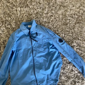 Overshirt  - Blå overshirt i bra sick använd ett några gånger men inte överdrivit mycket 