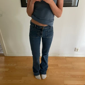 Wrangler jeans - Säljer mina assnygga wranglerjeans. De är midwaisted och i fint skick. Sparsamts använda, dock lite slitningar vid hälarna. Låånga på mig 173! Skriv för fler bilder, köparen står för frakten💗 