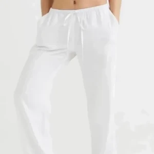 Linnebyxor - Jättefina eftertraktade linnebyxor, säljer pga att jag köpte två par. Storlek M men passar på mig som är xs/s. De är nästan en decimeter för långa på mig som är 163 cm.💓💓 Kan även tänka mig att byta med någon som har en xs/s.