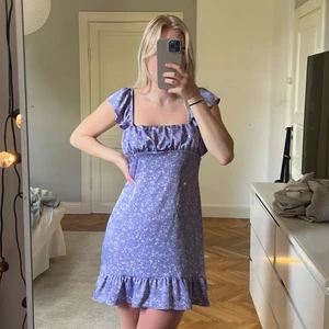 Zara klänning - Jätte fin klänning från zara med prislappen kvar som tyvärr inte kommit till användning💗 jätte söt nu till sommaren och sitter perfekt på mig som är 167!