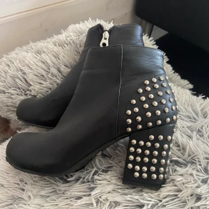 39/40 - Använda några gånger, jätte bra skick, nypris 399kr mitt pris är 150kr,  vill bli av med allt då de är ivägen, köparen står för frakten 💕