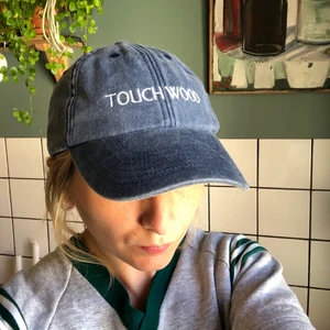 Keps Arranging Things  - Blå keps med broderad text köpte på Arranging things, slutsåld där. Superfint skick. Justerbar storlek.