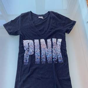 En svart t shirt från Pink, Victorias Secret. XS men skulle säga att den passa någon med S också. Använd men fortfarande bra skick, köparen står för frakten 💗💗