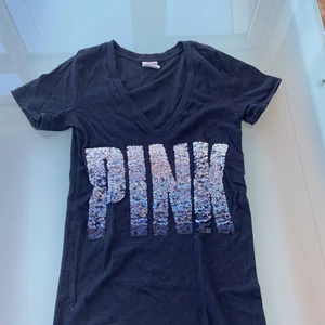 Victorias secret t-shirt  - En svart t shirt från Pink, Victorias Secret. XS men skulle säga att den passa någon med S också. Använd men fortfarande bra skick, köparen står för frakten 💗💗
