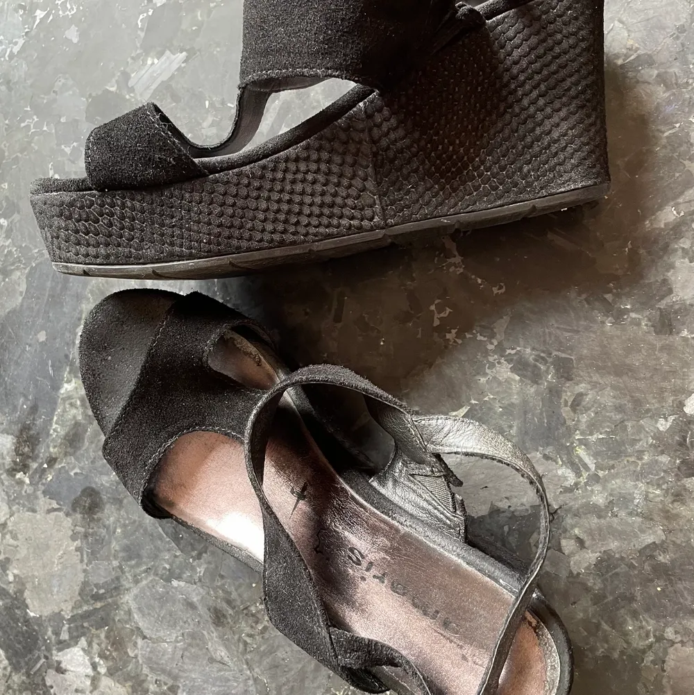 Sandaletter i svart mocka från Tamaris. Storlek 36. Skor.