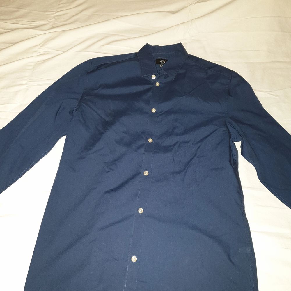 Oanvänd H&M herr skjorta marinblått i storlek M. Skjortor.