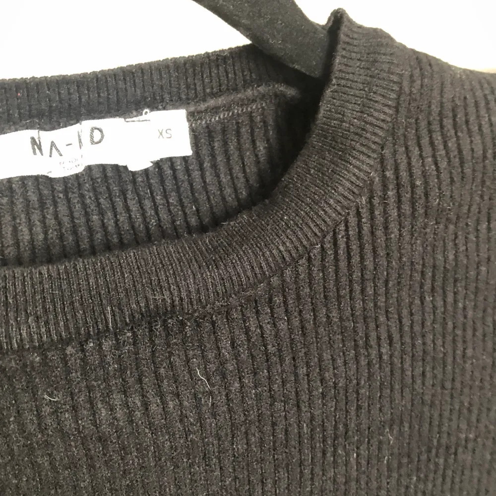 Fin långärmad tröja i ett ganska tjockt ribbat material från nakd i storlek xs.  Köparen står för frakten (51 kr). Tröjor & Koftor.