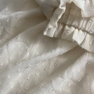 Volangkjol - Superfin vit volangkjol med små prickar på. Aldrig använd 