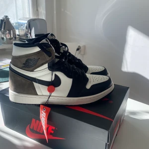 Air Jordan 1 Retro High Dark Mocha - Helt oanvända! Köpta från flight club  Skick 10/10 samt låda pch snören ingår  Pris kan diskuteras vid snabb affär!