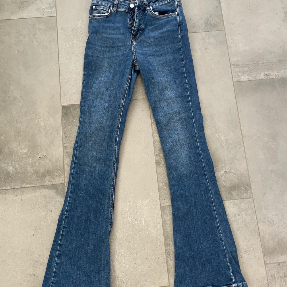 Mörkblå bootcut jeans från ginatricot. Bra skick!!💗. Jeans & Byxor.